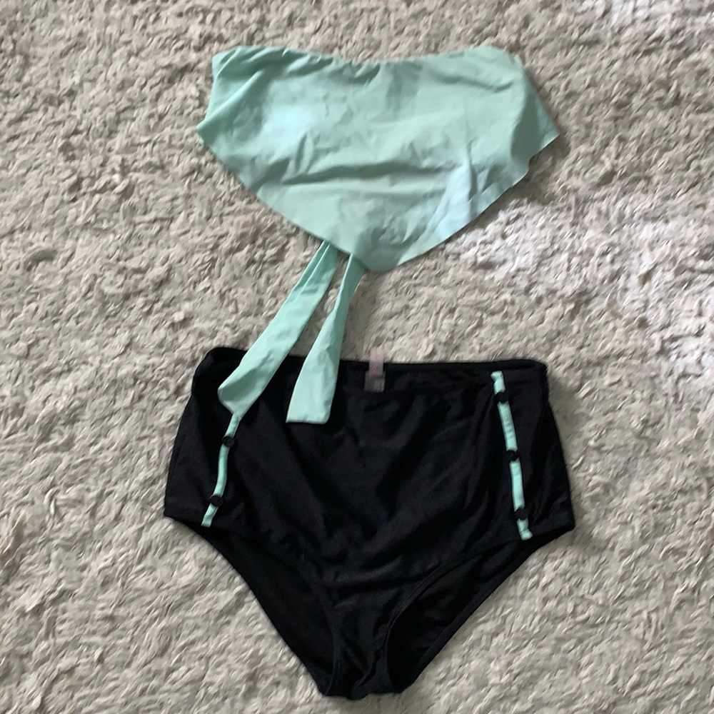 High-waisted 2-piece swimsuit.